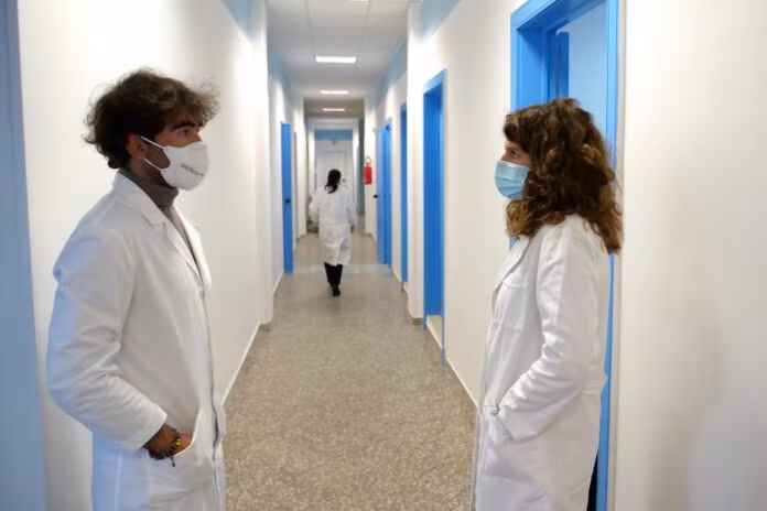 Covid, Positivi in diminuzione ma aumentano decessi, 686 in 7 giorni