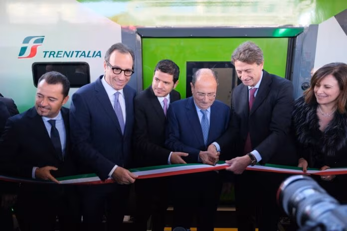 Il Blues del Regionale di Trenitalia corre sui binari della Sicilia