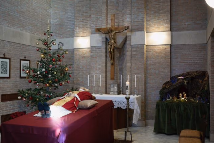 Benedetto XVI, la salma a San Pietro