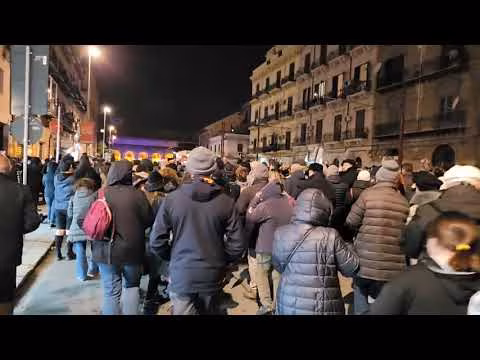 La salma di Biagio Conte viene portata a spalla verso la Cattedrale da un fiume di gente