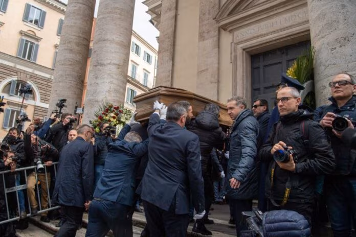 A Roma l’ultimo commosso saluto a Maurizio Costanzo