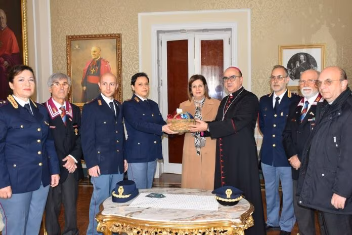 La Polizia consegna al Vescovo di Ragusa l’Olio del Giardino della memoria