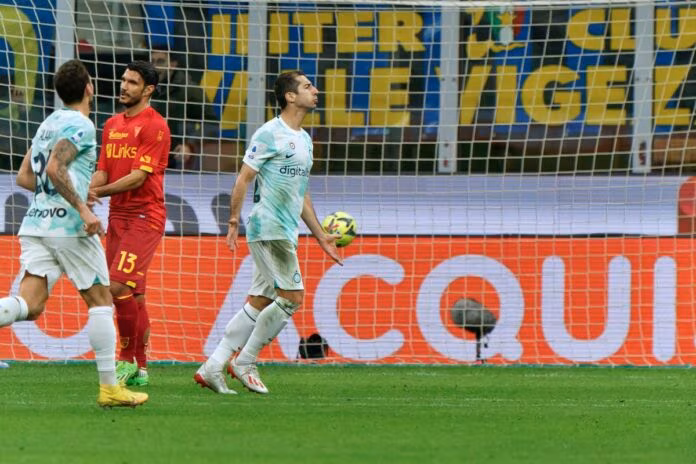 L’Inter batte 2-0 il Lecce ed è sola al secondo posto