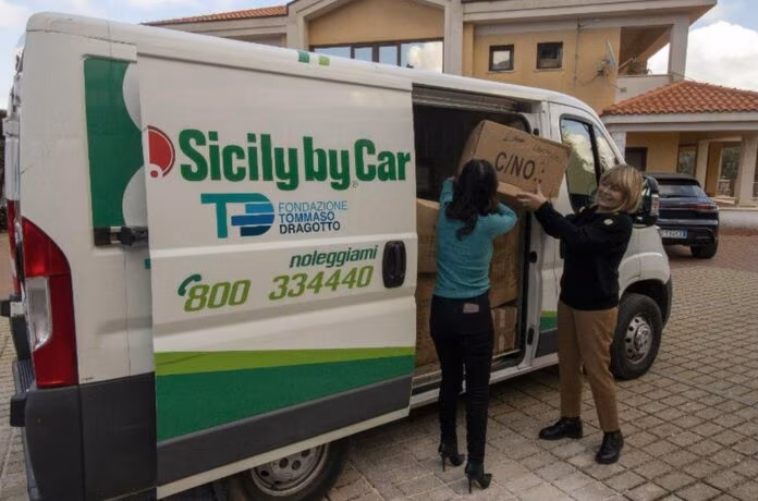 Parte furgone con un migliaio di scarpe da donare ai migranti a Lampedusa