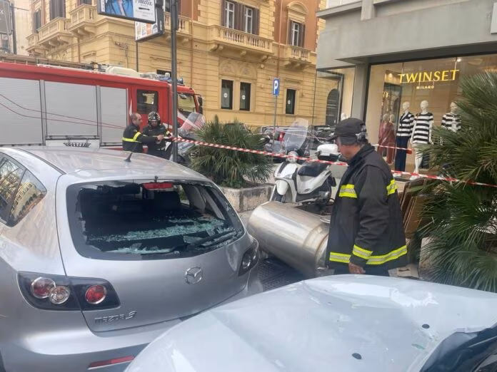 Sfiorata tragedia a Palermo, boiler vola da palazzo e danneggia auto
