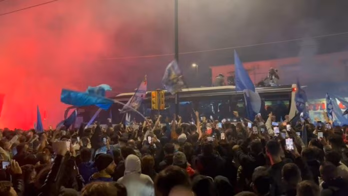 A Napoli esplode la festa, in migliaia per gli azzurri