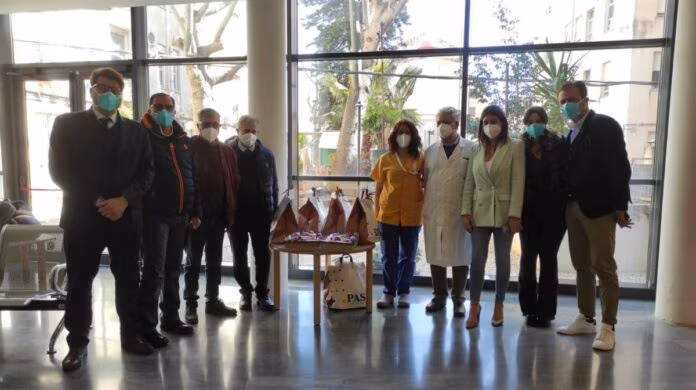 Amap dona uova Pasqua a bimbi Ospedale Bambini e Missione Biagio Conte