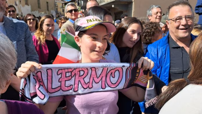 Mattarella firma sciarpa del Palermo a tifosa nel Cuneese