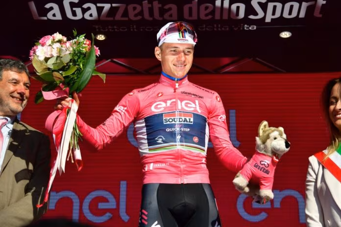 Evenepoel vince la crono di Cesena e torna in maglia rosa
