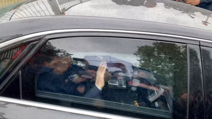 Silvio Berlusconi dimesso dall’ospedale “L’incubo è finito, ho vinto ancora”