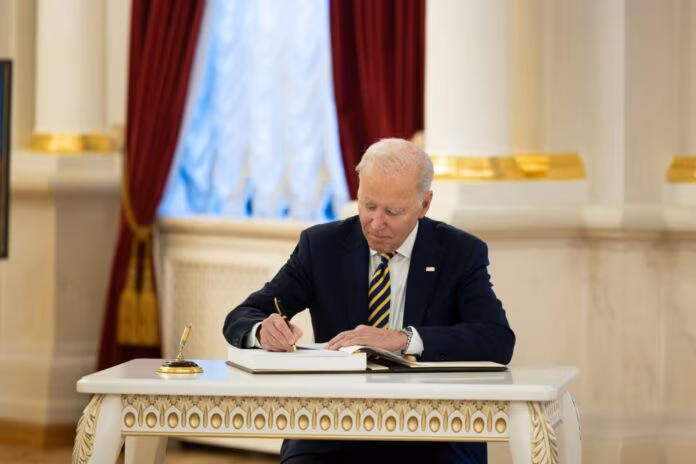Biden firma accordo ed evita il default