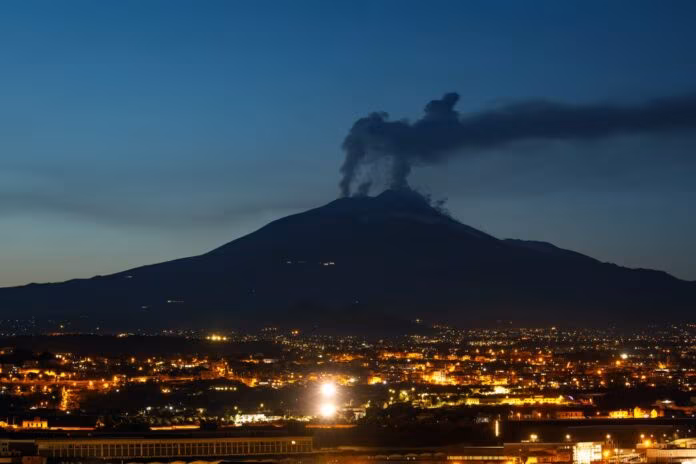 Etna, l’aeroporto di Catania chiuso fino alle 20 per la cenere vulcanica