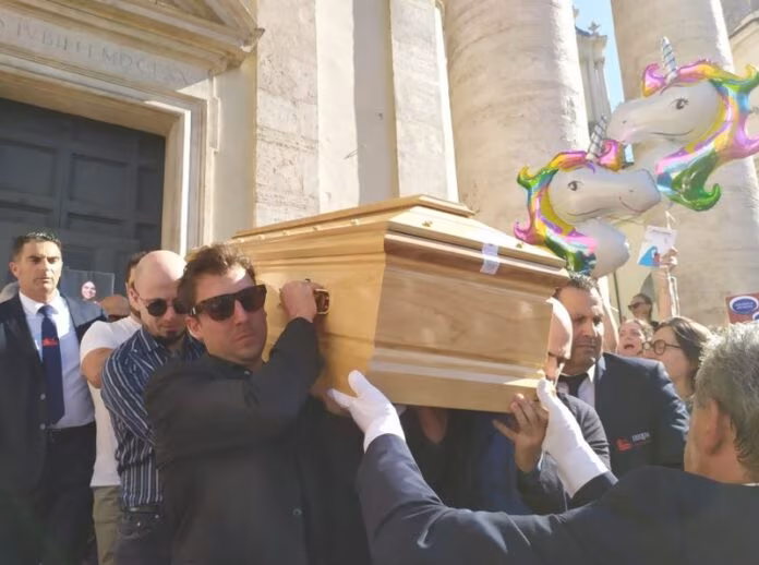 L’ultimo saluto a Michela Murgia tra lacrime, sorrisi e Bella Ciao