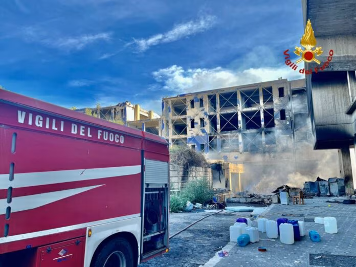 Incendio in un edificio abbandonato e rifugio di senzatetto a Catania