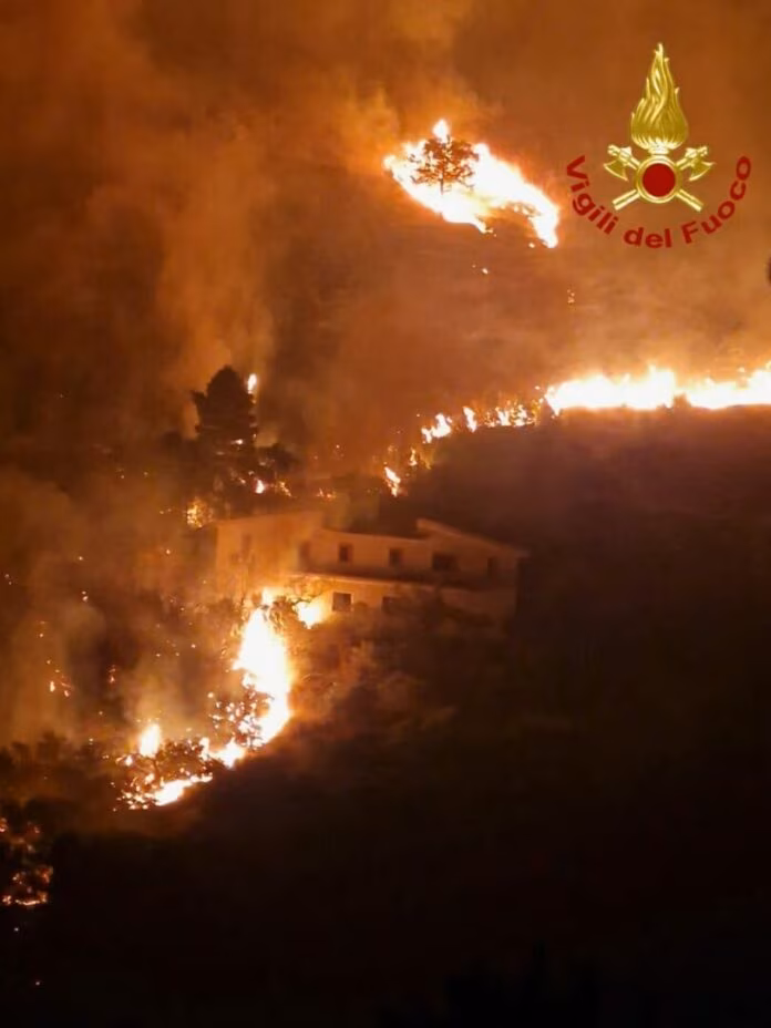 La Sicilia continua a bruciare, notte di incendi nel Palermitano