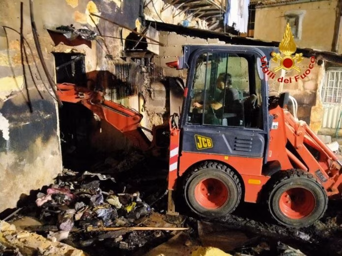 Palermo, incendio al Villaggio Santa Rosalia