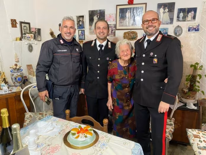 A Favignana i carabinieri festeggiano i 102 anni di zia Rosina
