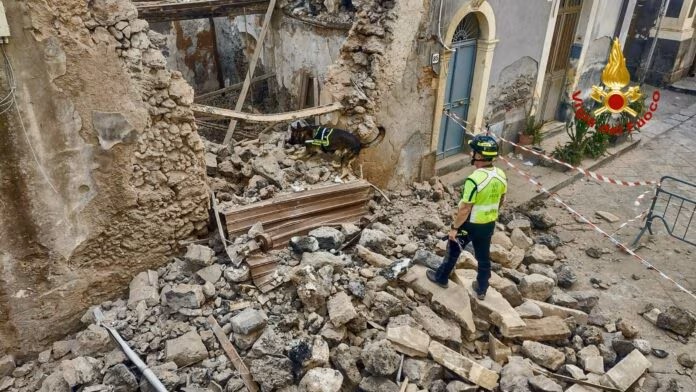 Crolla vecchio edificio a Catania, nessun ferito