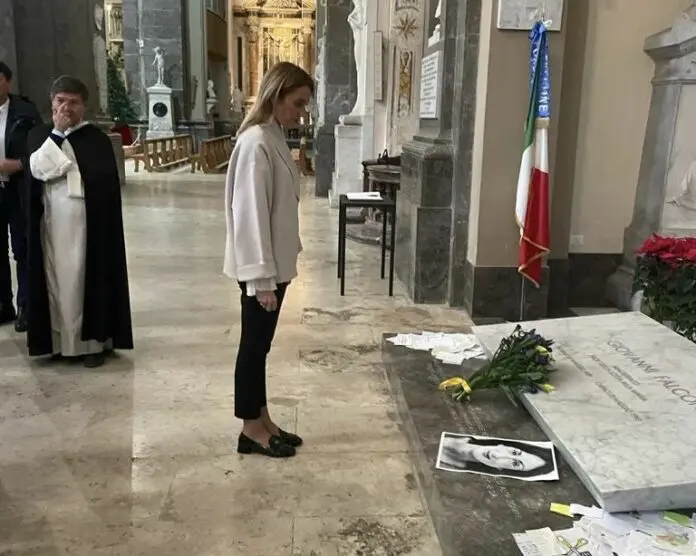 Metsola depone corona di fiori sulla tomba di Falcone a Palermo