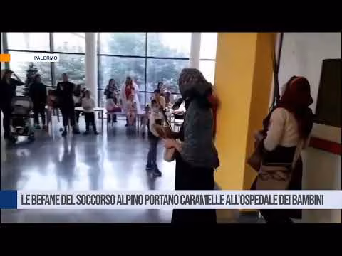 Palermo, le befane del Soccorso Alpino portano caramelle all'ospedale dei Bambini