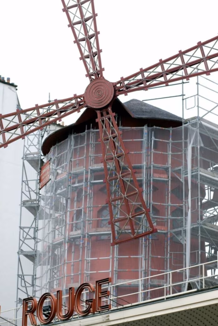 Parigi, si staccano le pale del Moulin Rouge