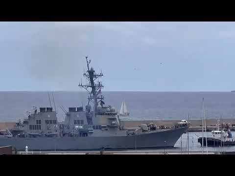 Una nave da guerra americana a Palermo, il cacciatorpediniere Uss Carney attracca al porto