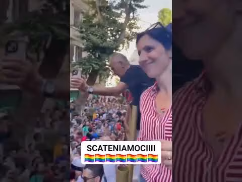 Elly Schlein balla sul carro al Roma Pride sulle note di Annalisa ed Emma