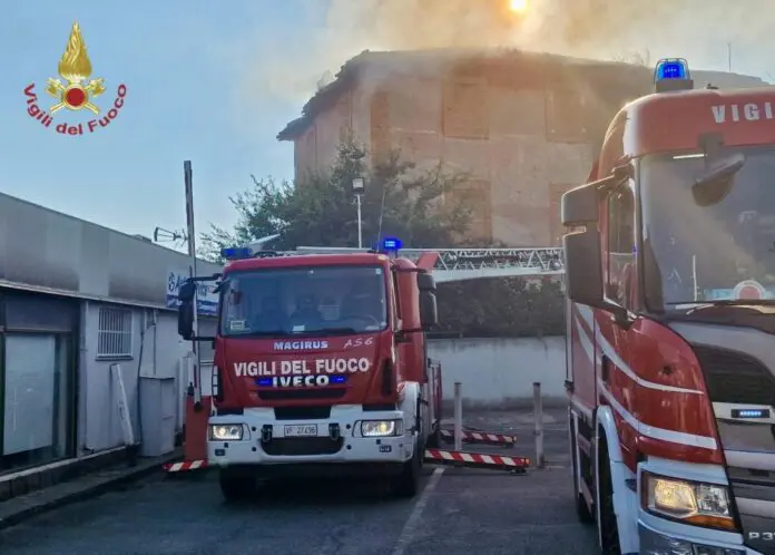 Roma, maxi rogo di sterpaglie a Cinecittà