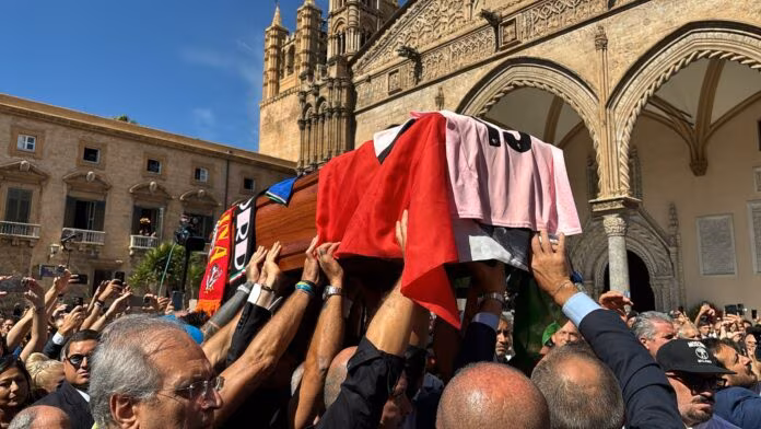Amici e tifosi in Cattedrale per l’ultimo saluto a Schillaci