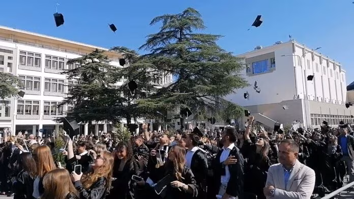 Università di Palermo, lancio del tocco per i neolaureati magistrali