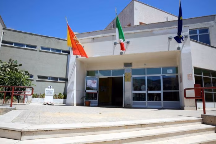 Furto cavi di rame alla scuola Falcone di Palermo, lasciata al buio e senz’acqua