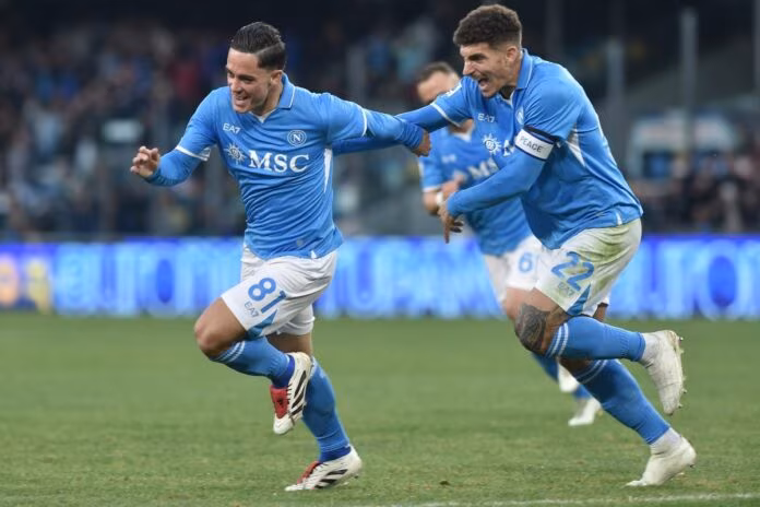 Il Napoli batte il Venezia 1-0 e ritrova la vetta