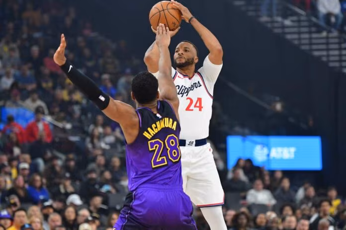 Clippers vincono derby con Lakers, tutto facile per Houston