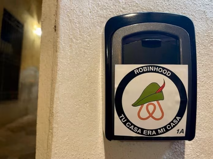 Sabotaggi contro B&B, banda di Robin Hood colpisce in tutta Italia “Stop affitti brevi”