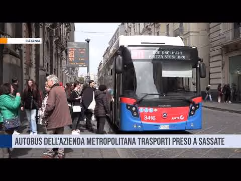 Autobus dell’azienda metropolitana trasporti preso a sassate