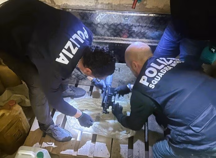 La Polizia scopre un arsenale di armi a Gela, arrestato un cinquantenne