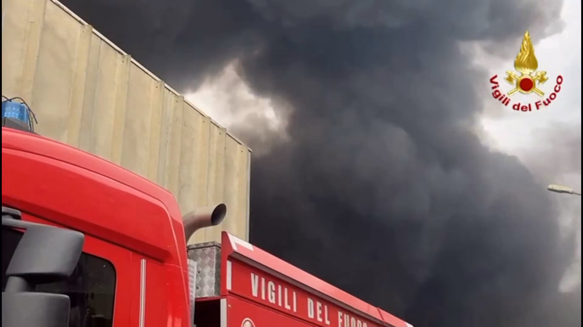 Vasto incendio a Catania, cumuli di rifiuti in fiamme