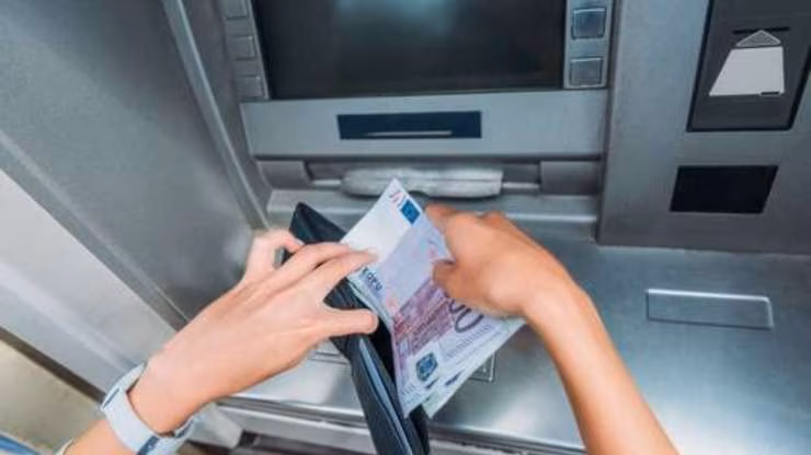 Soldi al bancomat prelievo (foto laleggepertutti.it) - mediaoneonline.it (1)
