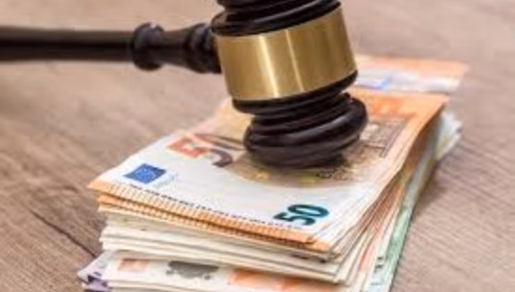 soldi da pagare (foto archivio) - mediaoneoneline.it