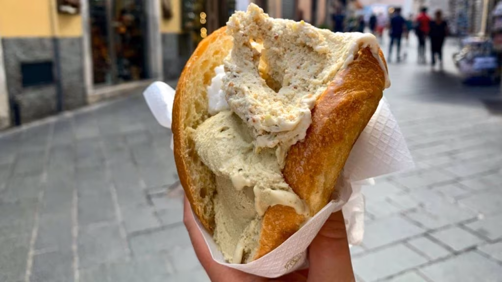 Briosche gelato Sicilia (foto clarent) - mediaoneonline.it