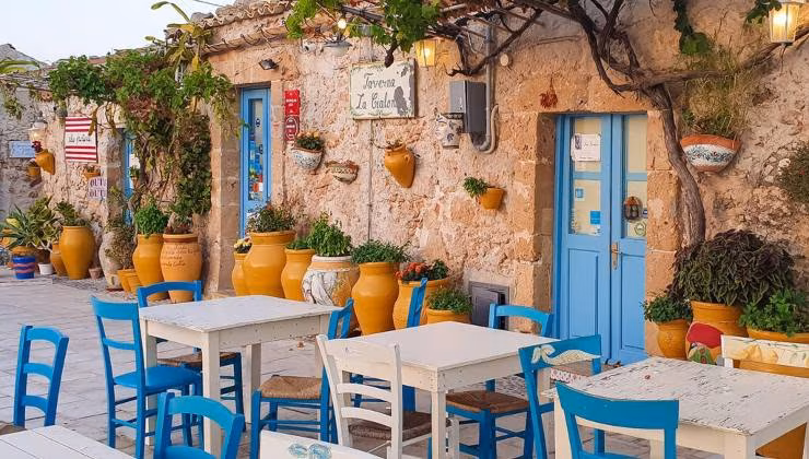 La coloratissima piazzetta centrale (foto casevacanzasicilia) - mediaoneonline.it