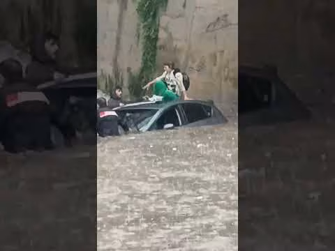 Carabinieri salvano donna rimasta bloccata con l’autovettura quasi completamente sommersa dall’acqua