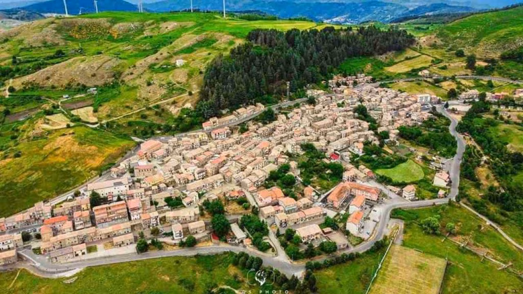 la cittadina vista dall'alto (foto facebook Floresta) - mediaoneonline.it