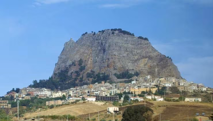 Il monte sopra il paesino siciliano (foto italia) - mediaoneonline.it