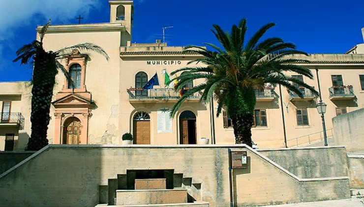 Il municipio della cittadina (foto Comune Trapani) - mediaoneonline.it