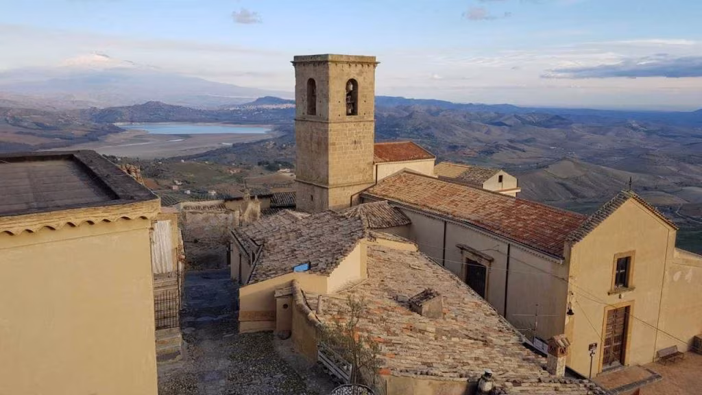 La cittadina di Filippo vista dall'alto (foto uncoveredsicily) - mediaoneonline.it