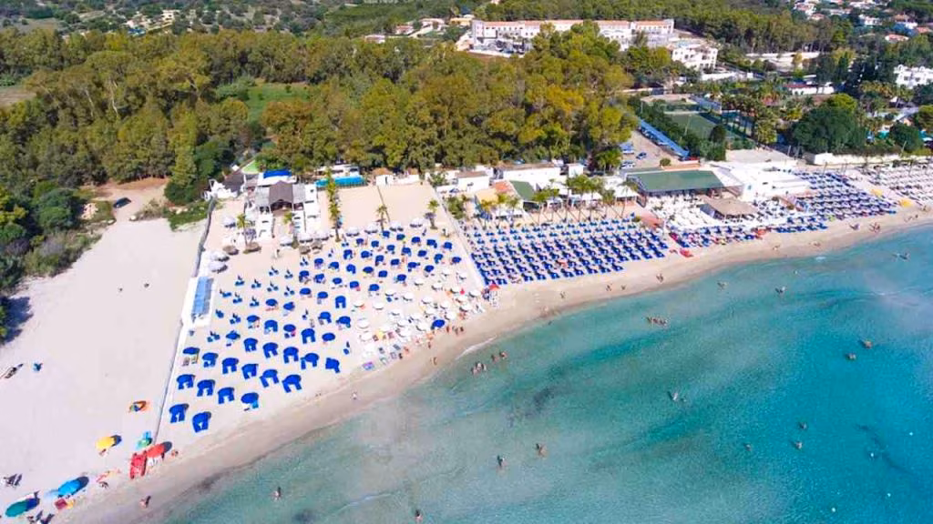 La spiaggia siciliana vista dall'alto (foto dltviaggi) - mediaoneonline.it