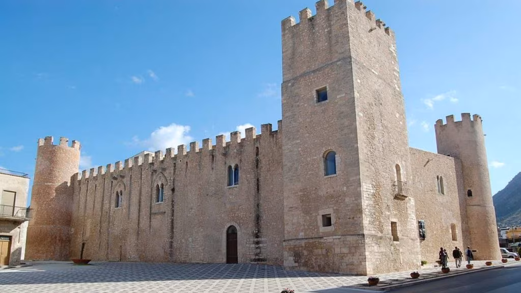 Lo splendido castello (foto wikipedia) - mediaoneonline.it