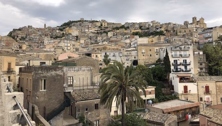 Veduta interno edifici della cittadina siciliana (foto topsecretsicily) - mediaoneonline.it