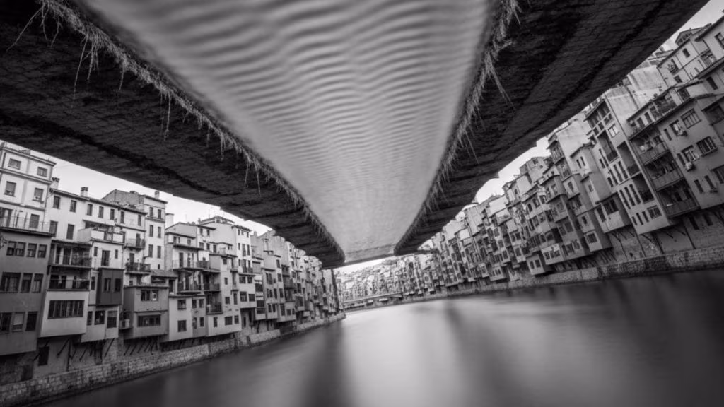 fiume sotto la citta - foto (C) MediaoneOnline.it